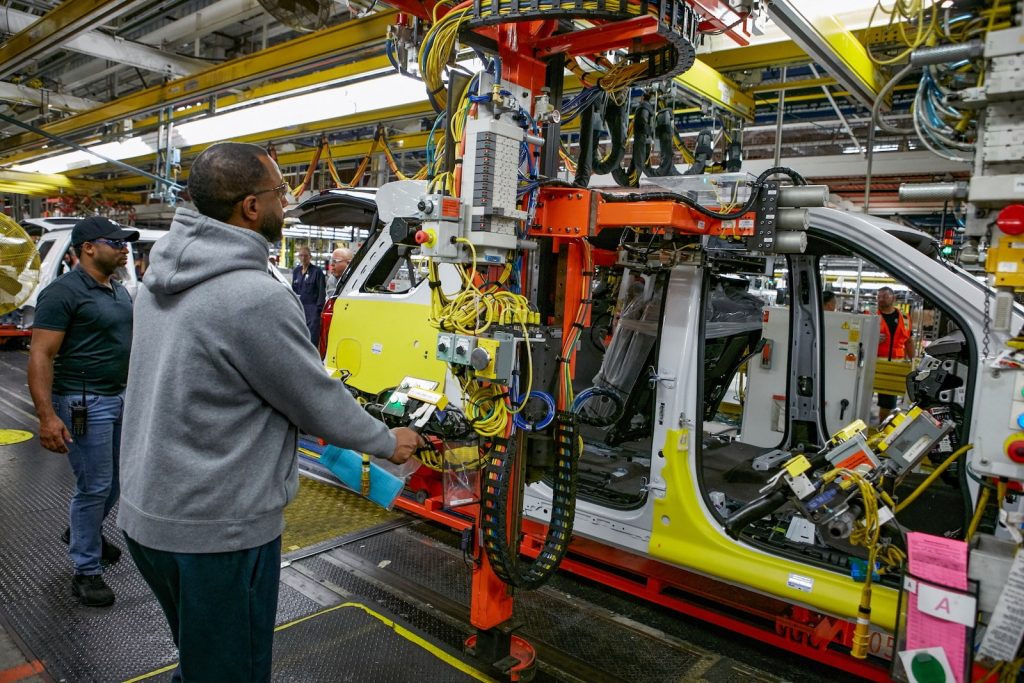 GMのアーリントン組立工場での2021年型シボレー・タホのパイロット組立