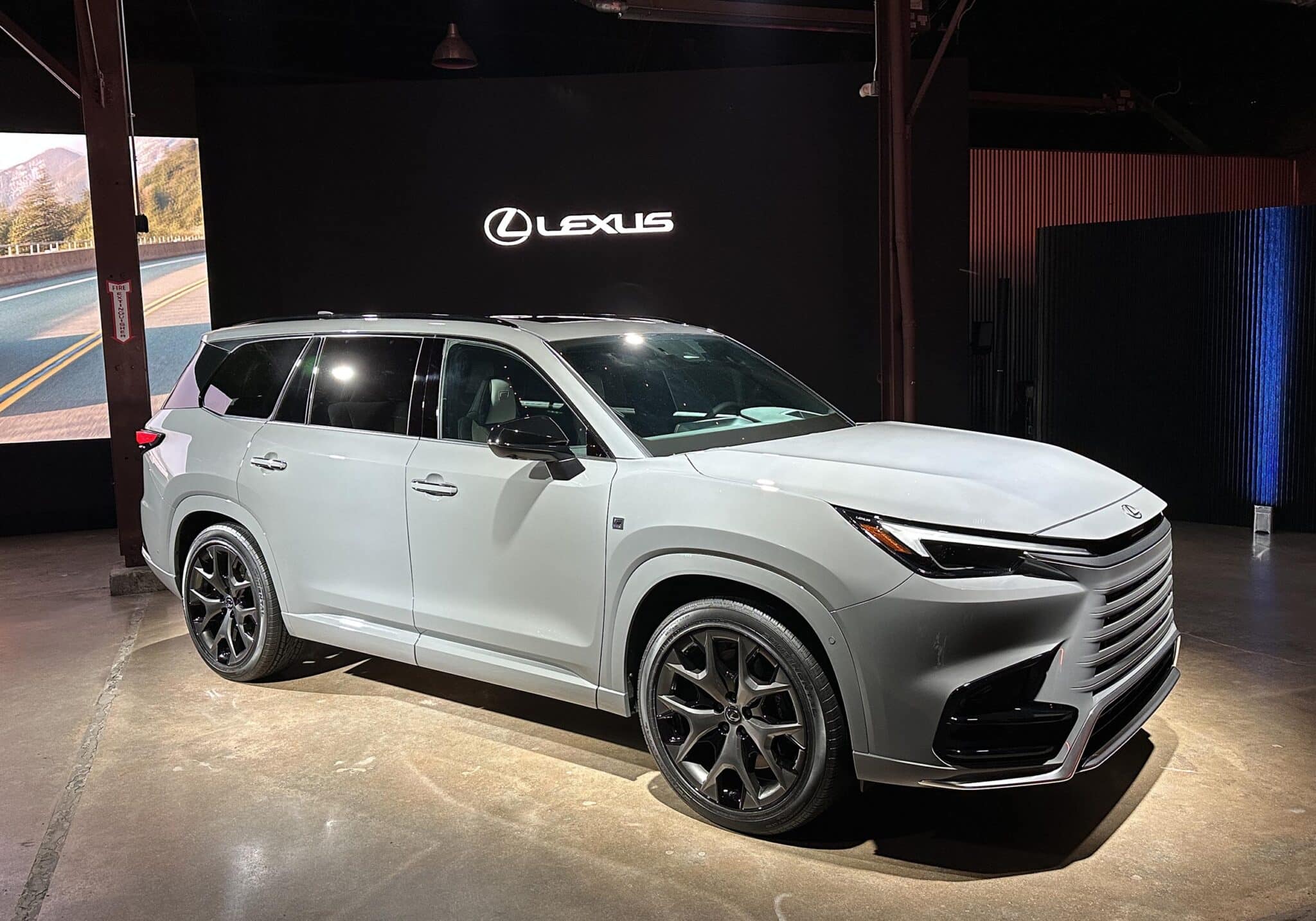 Lexus Lifts the Covers Off New, ThreeRow TX SUV The Detroit Bureau